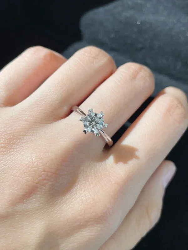 Elegant Floral Design with Round Cut Diamond Ring - Image 4